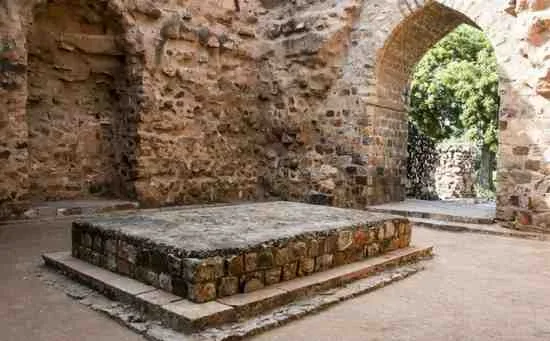 खिलजी वंश: दिल्ली सल्तनत का साम्राज्यवादी युग (1290-1320 ई.) | Khilji Dynasty History in Hindi 3 Tomb of Alauddin Khilji